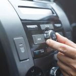 Die Evolution der Autoklänge: Vom Kassettenradio zum Surround-Sound