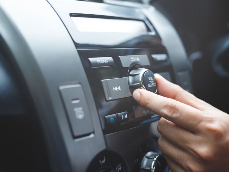 Die Evolution der Autoklänge: Vom Kassettenradio zum Surround-Sound