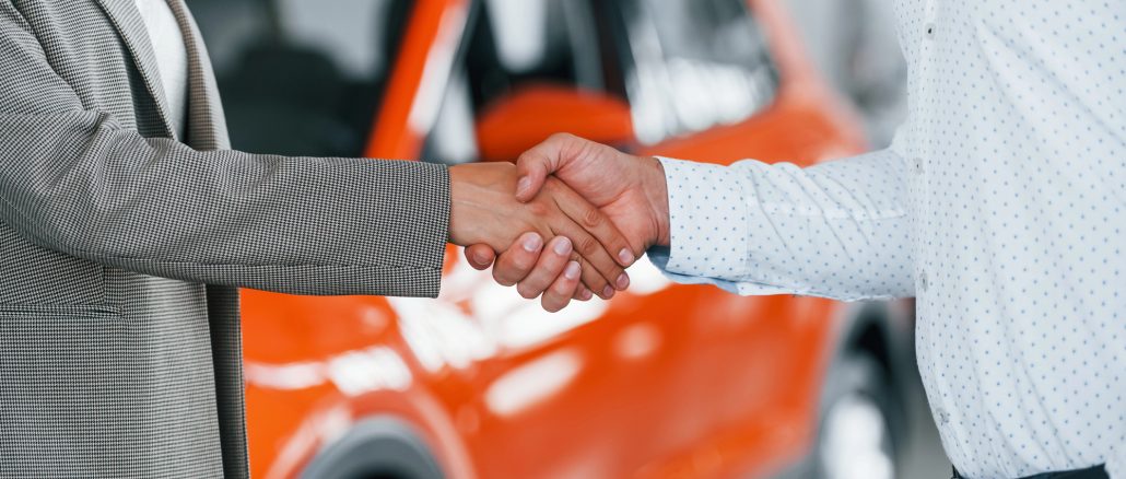 Auto verkaufen oder in Zahlung geben? Ein Vergleich für unentschlossene Fahrzeughalter