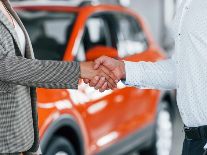 Auto verkaufen oder in Zahlung geben? Ein Vergleich für unentschlossene Fahrzeughalter