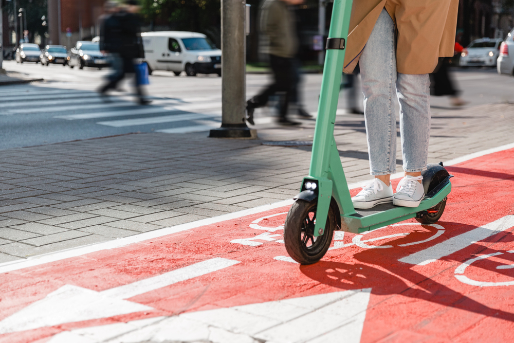 Sicherheit im Straßenverkehr: Wie Städte E-Scooter sinnvoll integrieren können