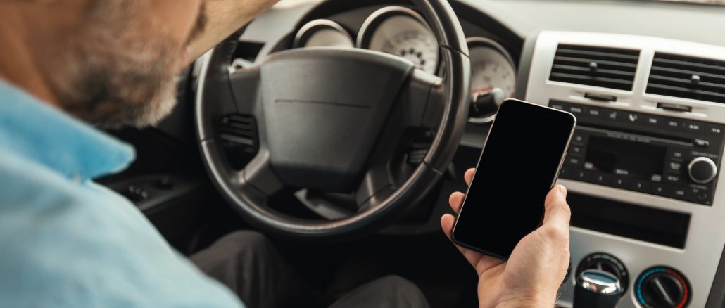 Handy am Steuer: Die aktuellen Regeln, Gefahren und Sanktionen im Überblick