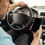 Handy am Steuer: Die aktuellen Regeln, Gefahren und Sanktionen im Überblick
