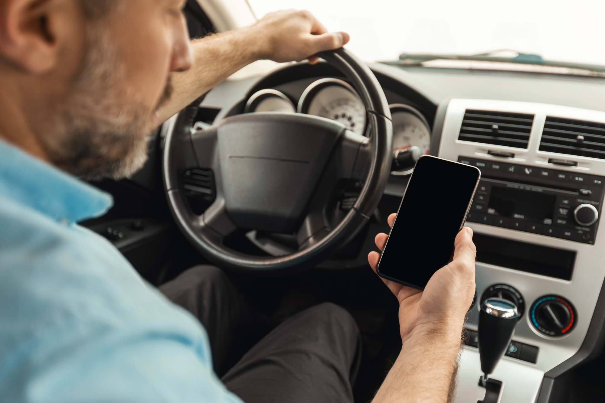 Handy am Steuer: Die aktuellen Regeln, Gefahren und Sanktionen im Überblick